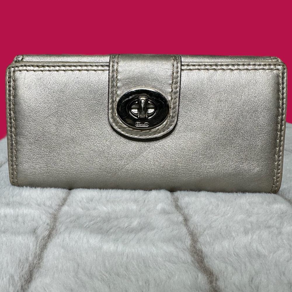 UC Silver Leather Coach Turn-lock long wallet